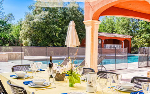 La Bonne Nouvelle: Table, Vaisselle, Meubles, Propriété, Chaise, Bleu, Nappe De Table, Vaisselle, Verre De Vin, Design Intérieur