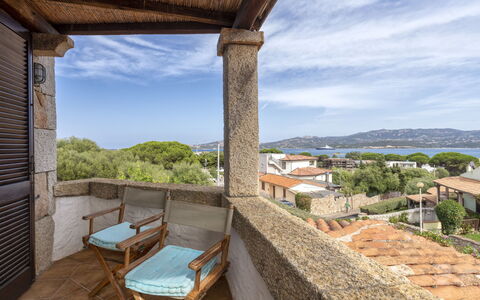 Smeralda: Ciel, Nuage, Bâtiment, Bois, L'Eau, Ombre, Arbre, Chalet, Porche, Zone Résidentielle