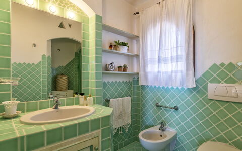 Smeralda: Miroir, Robinet, Luminaire Plomberie, Évier, Lavabo, Propriété, Vert, Salle De Bains, Violet, Bâtiment
