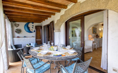 Smeralda: Table, Meubles, Propriété, Chaise, Bois, Design Intérieur, Sol, Mur, Rideau, Immobilier