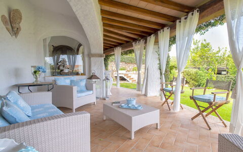 Smeralda: Meubles, Propriété, Table, Canapé, Plante, Architecture, Design Intérieur, Sol, Confort, Salon