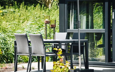 Villa Bloomingdale: Plante, Meubles, Table, Chaise, Ombre, Mobilier De Jardin, Tableau De Plein Air, Bois, Herbe, Arbre