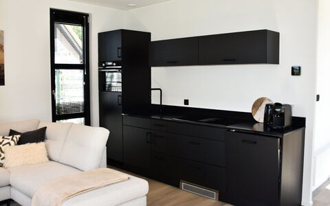 Villa Bloomingdale: Cabinetry, Meubles, Bâtiment, Propriété, Confort, Plante D'Appartement, Bois, Comptoir, Sol, Design Intérieur