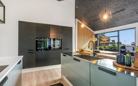 Jahn - 250M to the Fjord: Cuisine, Comptoir, Design Intérieur, Plafond, Sol, Appareil De Cuisine, Principaux Appliance, Cabinetry, Meubles, Cuisinière