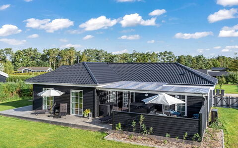 Thala - 500M from the Sea: Toit, Domicile, Chalet, Porte, Biens, Ombre, Cour, Siding, Conception, Ferme