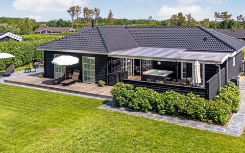 Thala - 500M from the Sea: Toit, Maison, Domicile, Zone Résidentielle, Chalet, Biens, Porte, Couverture De Sol, Jardin, Ferme