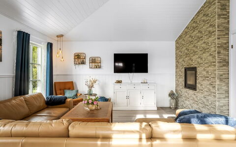 Thala - 500M from the Sea: Meubles, Design Intérieur, Canapé, Sol, Salon, Bois, Plafond, Sol, Pièce, Éclairage
