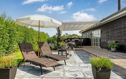 Thala - 500M from the Sea: Meubles, Mobilier De Jardin, Bois, Chaise, Tableau De Plein Air, Table, Pot De Fleur, Plate-Forme, Table Cuisine Et Salle A Manger, Jardin
