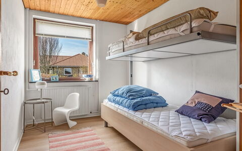 Natalija - 700M from the Sea: Meubles, Lit, Mur, Chambre, Design Intérieur, Bois, Sol, Sol, Lit Superposé, Drap De Lit