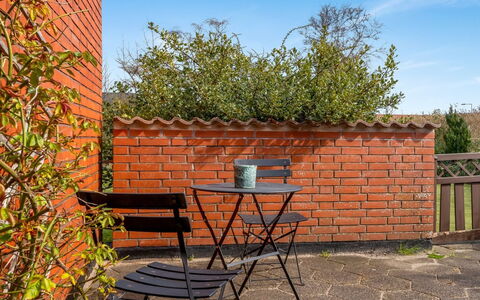 Natalija - 700M from the Sea: Brique, Meubles, Mobilier De Jardin, Brickwork, Chaise, Tableau De Plein Air, Tache De Bois, Pot De Fleur, Arrière-Cour