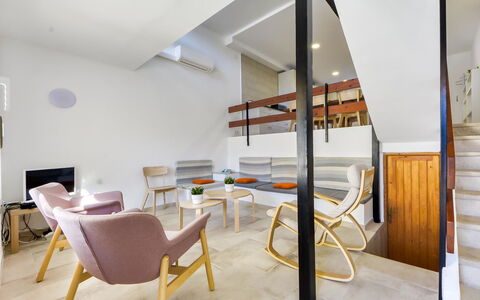 Port Emporda: Meubles, Bâtiment, Table, Chaise, Bois, Bureau, Rayonnage, Salon, Bibliothèque, Sol