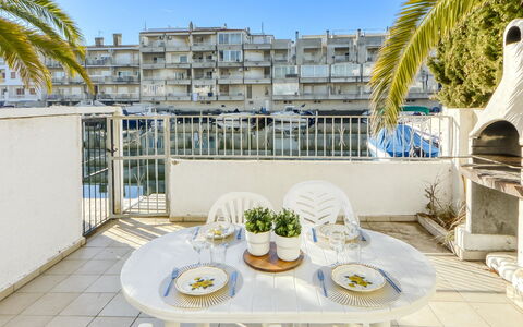 Port Emporda: Table, Propriété, Ciel, Meubles, Blanc, Bleu Azur, Bâtiment, Chaise, Vaisselle, Mobilier De Jardin