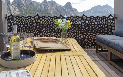 Natalia: Table, Meubles, Vaisselle, Chaise, Bleu, Design Intérieur, Plante, Sol, Bâtiment, Mobilier De Jardin