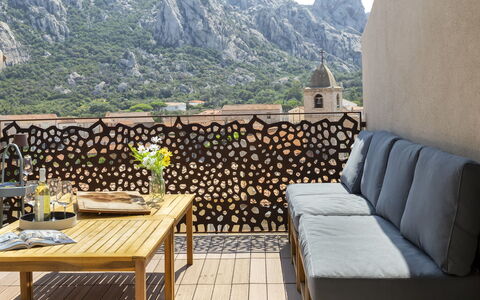 Natalia: Table, Meubles, Vaisselle, Chaise, Bleu, Design Intérieur, Plante, Sol, Bâtiment, Mobilier De Jardin
