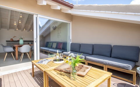 Natalia: Table, Meubles, Vaisselle, Chaise, Bleu, Design Intérieur, Plante, Sol, Bâtiment, Mobilier De Jardin