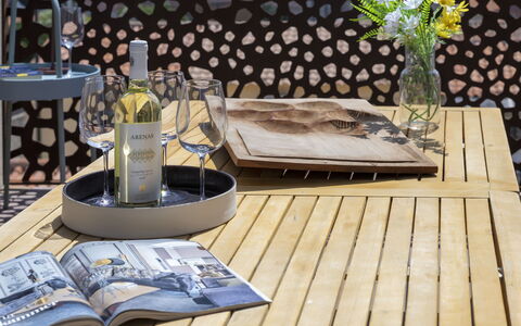 Natalia: Table, Meubles, Vaisselle, Chaise, Bleu, Design Intérieur, Plante, Sol, Bâtiment, Mobilier De Jardin