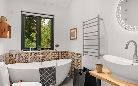 Duco - 780M from the Sea: Design Intérieur, Salle De Bains, Sol, Luminaire Plomberie, Sol, Plomberie, Tuile, Meubles, Domicile, Robinet