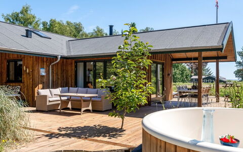Duco - 780M from the Sea: Bois, Chalet, Toit, Maison, Domicile, Lot Terre, Ombre, Plate-Forme, Porche, Batiments Jardin
