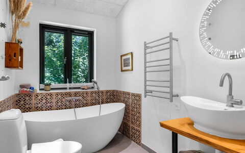 Duco - 780M from the Sea: Design Intérieur, Salle De Bains, Sol, Luminaire Plomberie, Sol, Plomberie, Robinet, Tuile, Domicile, Céramique