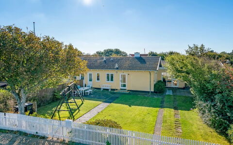 Julie - 700M from the Sea: Domicile, Toit, Maison, Porte, Chalet, Ombre, Jardin, Couverture De Sol, Porche, Cour