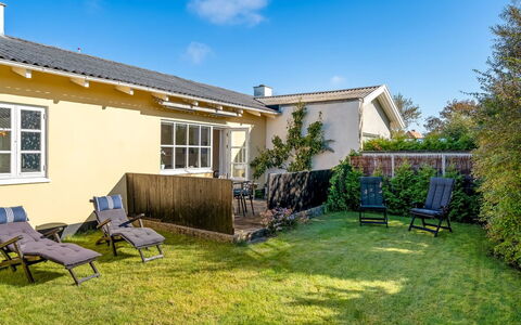 Julie - 700M from the Sea: Domicile, Toit, Maison, Porte, Chalet, Ombre, Jardin, Couverture De Sol, Porche, Cour