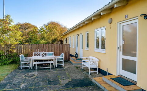 Julie - 700M from the Sea: Domicile, Toit, Maison, Porte, Chalet, Ombre, Jardin, Couverture De Sol, Porche, Cour