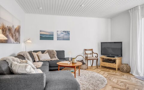 Julie - 700M from the Sea: Domicile, Toit, Maison, Porte, Chalet, Ombre, Jardin, Couverture De Sol, Porche, Cour