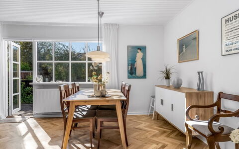 Julie - 700M from the Sea: Domicile, Toit, Maison, Porte, Chalet, Ombre, Jardin, Couverture De Sol, Porche, Cour