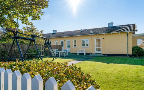 Julie - 700M from the Sea: Domicile, Toit, Maison, Porte, Chalet, Ombre, Jardin, Couverture De Sol, Porche, Cour