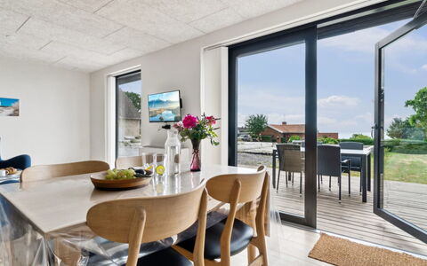 Rico - 50M from the Sea: Meubles, Sol, Sol, Table Cuisine Et Salle A Manger, Chaise, Plafond, Dur, Salle À Manger, Conception, Tache De Bois