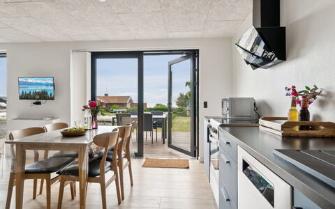 Rico - 50M from the Sea: Meubles, Sol, Sol, Table Cuisine Et Salle A Manger, Plafond, Comptoir, Chaise, Cuisine, Dur, Plante D'Appartement