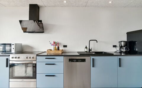 Rico - 50M from the Sea: Cuisine, Appareil De Cuisine, Comptoir, Cuisinière, Principaux Appliance, Sol, Design Intérieur, Gaz Poele, Meubles, Cabinetry