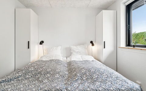 Rico - 50M from the Sea: Chambre, Lit, Plafond, Literie, Drap De Lit, Conception, Cadre De Lit, Linge, Daylighting, Oreiller