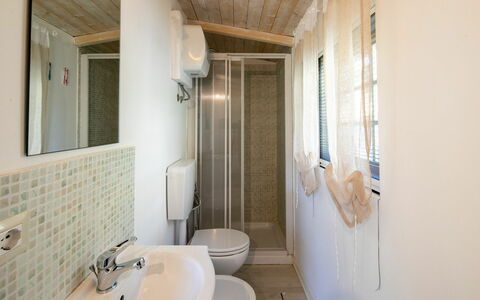 La Maggiolina & La Bastide: Miroir, Évier, Propriété, Robinet, Luminaire Plomberie, Salle De Bains, Lavabo, Bois, Design Intérieur, Bâtiment