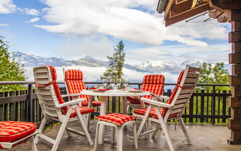 Chalet Soleil: Ciel, Nuage, Table, Meubles, Propriété, Plante, Chaise, Bâtiment, Tableau De Plein Air, Bois