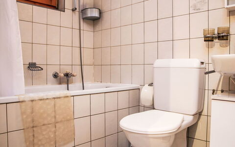 Chalet Soleil: Propriété, Salle De Bains, Violet, Architecture, Luminaire Plomberie, Toilette, Siège De Toilette, Sol, Ligne