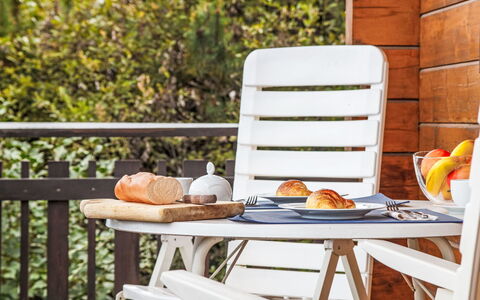 Chalet Soleil: Table, Meubles, Vaisselle, Aliments, Bois, Orange, Mobilier De Jardin, Chaise, Tableau De Plein Air, Chaise Pliante