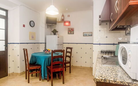 Surfers Inn: Meubles, Table, Propriété, Cabinetry, Bâtiment, Chaise, Éclairage, Bois, Design Intérieur, Porte