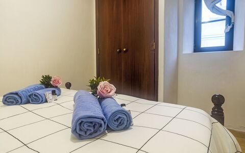 Surfers Inn: Plante, Fenêtre, Bâtiment, Bois, Violet, Confort, Fleur, Sol, Sol, Porte