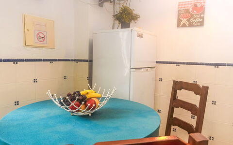 Surfers Inn: Meubles, Table, Bâtiment, Design Intérieur, Éclairage, Plante, Chaise, Plante D'Appartement, L'Horloge, Sol