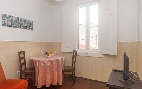 Surfers Inn 2: Propriété, Meubles, Fenêtre, Table, Bois, Chaise, Design Intérieur, Sol, Sol
