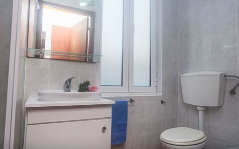 Surfers Inn 2: Miroir, Luminaire Plomberie, Armoire De Toilette, Robinet, Évier, Propriété, Lavabo, Salle De Bains, Violet, Siège De Toilette