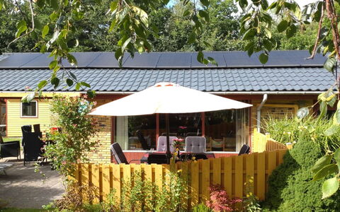 Kasper - 700M from the Sea: Toit, Maison, Domicile, Chalet, Siding, Biens, Allée, Batiments Jardin, Cour, Cabanon