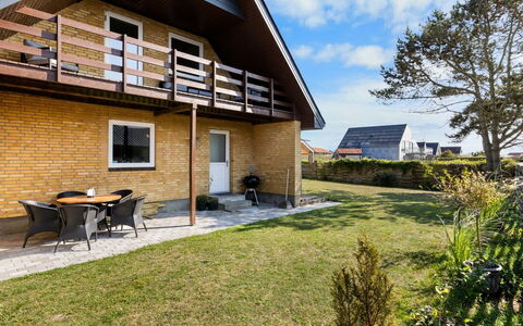 Benedikt - 150M from the Sea: Toit, Maison, Domicile, Chalet, Porte, Siding, Plate-Forme, Porche, Planche, Dur