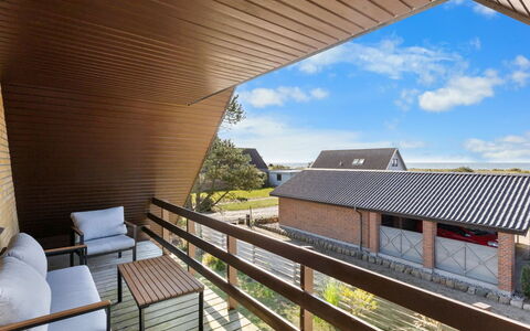 Benedikt - 150M from the Sea: Toit, Maison, Domicile, Chalet, Porte, Siding, Plate-Forme, Porche, Planche, Dur