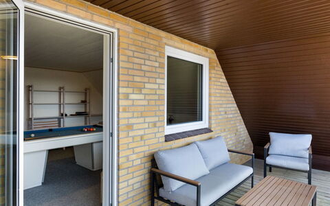 Benedikt - 150M from the Sea: Toit, Maison, Domicile, Chalet, Porte, Siding, Plate-Forme, Porche, Planche, Dur