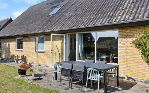 Benedikt - 150M from the Sea: Toit, Maison, Domicile, Chalet, Porte, Siding, Plate-Forme, Porche, Planche, Dur