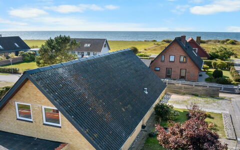 Benedikt - 150M from the Sea: Toit, Maison, Domicile, Chalet, Porte, Siding, Plate-Forme, Porche, Planche, Dur