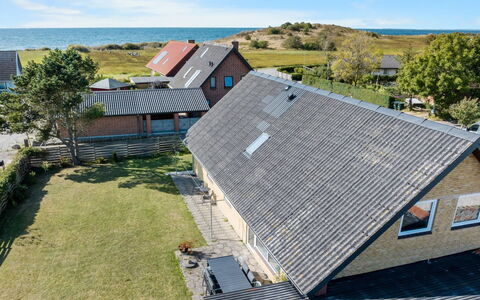 Benedikt - 150M from the Sea: Toit, Maison, Domicile, Chalet, Porte, Siding, Plate-Forme, Porche, Planche, Dur