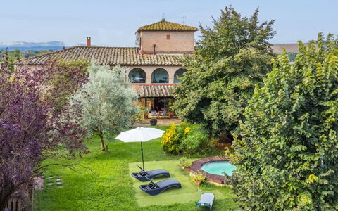 Podere Palazzetto: Plante, Propriété, Ciel, Bâtiment, Architecture, Arbre, Lot Terre, Arbuste, Paysage, Herbe